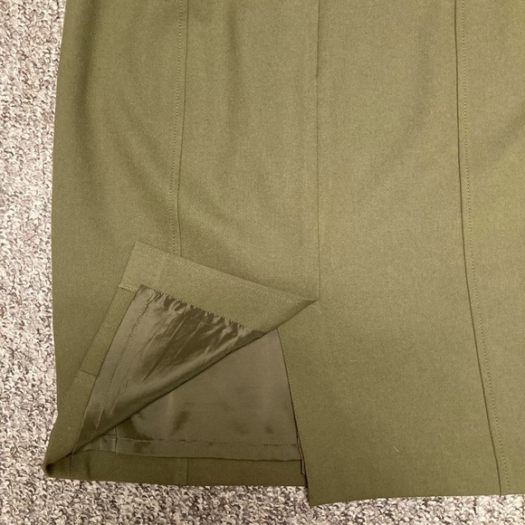 NWOT Halogen pencil skirt fully lined size 6. Back zip. Back vent slit - Picture 4 of 11